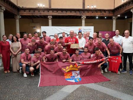 Imagen Un día después de lograr el ascenso a Tercera RFEF, la plantilla del Turégano recibe en el Palacio de la Diputación la felicitación de la provincia