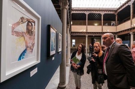 Imagen El patio de columnas de la Diputación acoge una exposición con las ‘Divergencias’ de la ilustradora segoviana Mentiradeloro